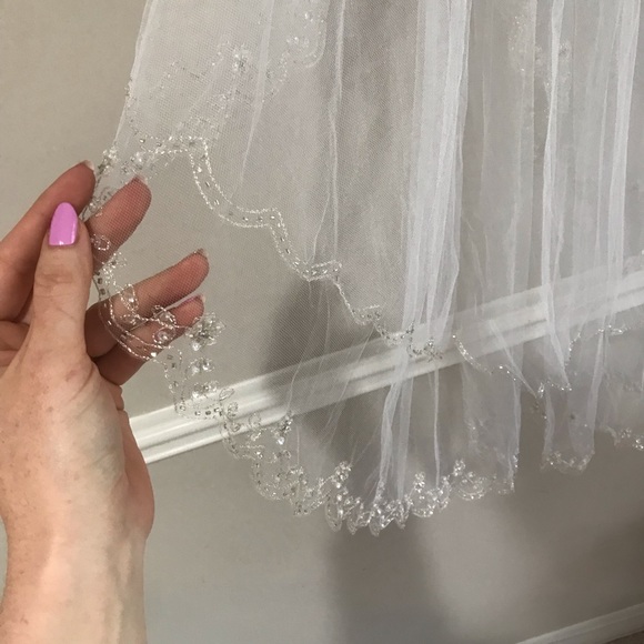 Waist length white veil with blusher - Picture 11 of 13